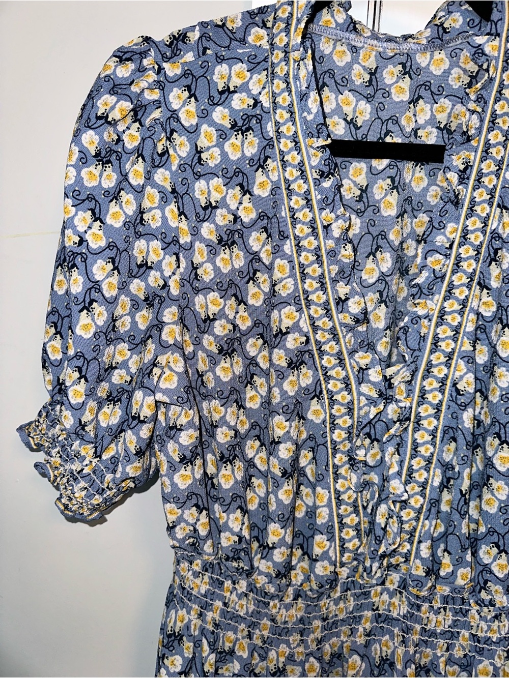Max Studio Size Medium Women’s Blue Floral Smocked Waist Top - Picture 4 of 11